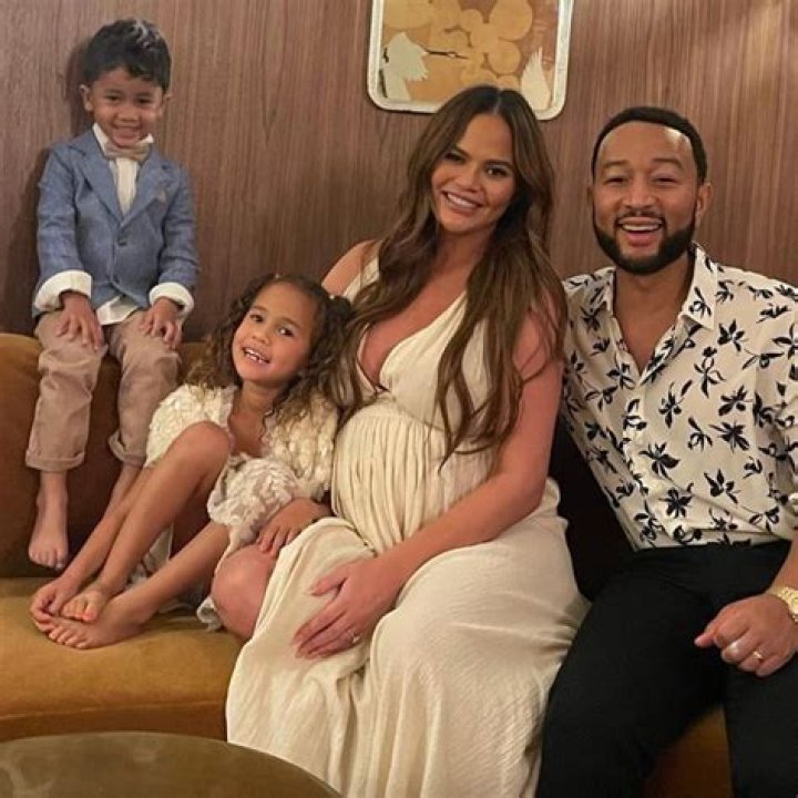 
Chrissy Teigen and John Legend’s Rainbow Baby is Born and Immediately Welcomed by Fans 